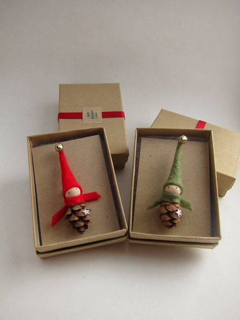 Easy Christmas Gifts, Christmas Gifts For Coworkers, Elf Ornaments, Pine Cone, Christmas Deco, Xmas Crafts, Christmas Projects, Gifts For Coworkers, Diy Christmas Gifts