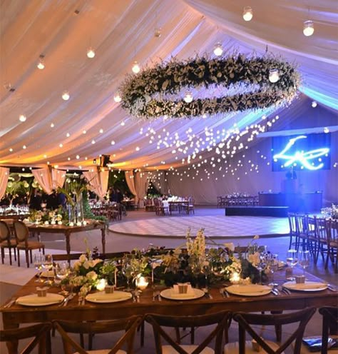 5 Ideas para Carpas de Boda en Jardín - decoracion para fiestas 1111 Wedding Theme, Event Venue Lighting, Tent Venue Wedding, Wedding Reception Chandelier, Creative Centerpieces Without Flowers, Warehouse Wedding Venue Ideas, Spanish Engagement Party, Wedding Tent Lights, Wedding Reception Tents