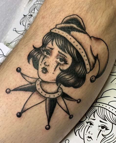 Clown Flash, Clown Girl Tattoo, Gothic Traditional Tattoo, Payasa Tattoo, Comedy Poster, Jester Tattoo, Clown Tattoos, Cartoon Tattoo Ideas, Optical Illusion Tattoos