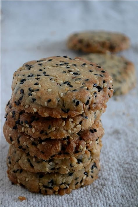 Sesame Biscuits Recipes, Sesame Seeds Cookies, Munchy Food, Kitty Party Food Ideas, Kitty Party Food, Sesame Dessert, Popeyes Spicy Chicken Recipe, Sugarless Cookies, Eggless Biscuits