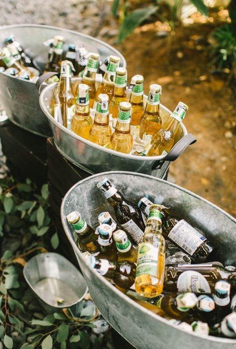 Wedding Beer Bucket, Wedding Ice Bucket, Beer Bottle Wedding, Backyard Beer Garden, Beer Garden Party, Beer Tub, Beer Garden Ideas, Beer Table, Drink Bucket