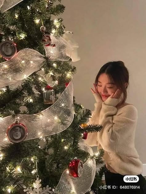 Christmas Tree Poses Instagram, Christmas Tree Selfie, Noel Outfit, Lights Decoration Ideas, Fairy Lights Decoration, Christmas Tree Photoshoot, Cafe Poses, Christmas Fashion Photography, Christmas Cafe