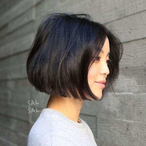 Jaw-Length Blunt Bob with a Middle Part Short One Length Haircut, Thicken Fine Hair, Haircut Summer, Kort Bob, Chin Length Haircuts, Stacked Bob Haircut, Chin Length, Straight Blonde Hair, Chin Length Bob