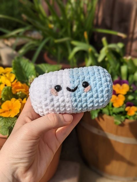 Crochet Chill Pill Free Pattern, Crochet Plushies Pattern Free Easy, Pill Crochet, Easy Crochet Plushies, Crochet Plushies Easy, Kawaii Knitting, Cosy Crochet, Crochet Scarf For Beginners, Aesthetic Patterns