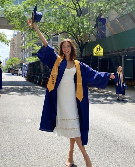 University Graduation Dresses, Convocation Dress, Outfit Ideas University, University Graduation Outfit, Convocation Outfit, Outfit Graduacion, Uni Graduation, Graduation Outfit Ideas University, Graduation Ceremony Outfit