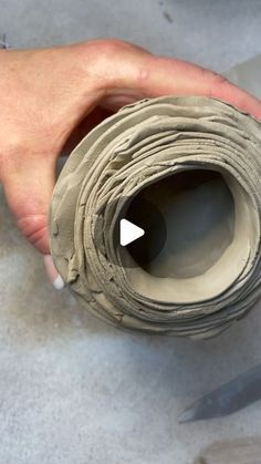 Raku Clay Ideas, Beginner Pottery Ideas Hand Building, Paper Clay Projects, Ceramic Ideas Pottery, Raku Sculpture, Pottery Diy, Handmade Clay Pots, Ceramics Pottery Mugs, Coil Pottery