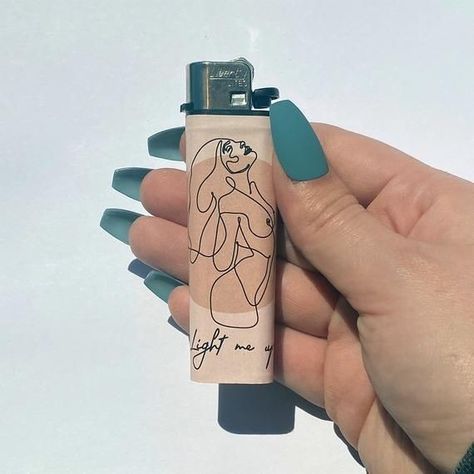 Lighter Paintings Ideas, Lighter Art, Custom Lighters, Bic Lighter, Cool Lighters, Lush Products, Lighter Case, Art Wallpaper Iphone, Puff And Pass