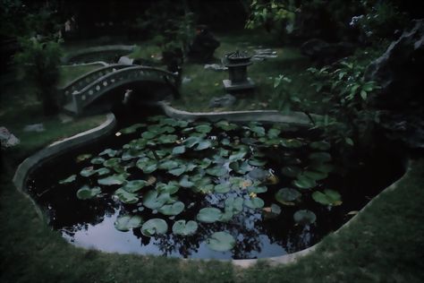 Gothic Mansion Garden, Victorian Gothic Garden, Secret Garden Aesthetic Dark, Paradis Sombre, Green Academia, Dark Naturalism, Goth Garden, Gothic Garden, Dark Green Aesthetic