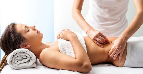 Saiba as diferenças entre as massagens redutora, modeladora e drenagem linfática | Pitacos e Achados Stomach Massage, Neuromuscular Therapy, Passive Stretching, Water Retention Remedies, Massage Pictures, Medical Massage, Drainage Massage, Craniosacral Therapy, Massage Center