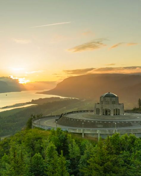 Pnw Vacation, Pnw Vibes, Cathedral Gorge, Columbia River Gorge Hikes, Oregon Nature, Gorge Oregon, Columbia River Gorge Oregon, Vista House, Oregon Wine Country