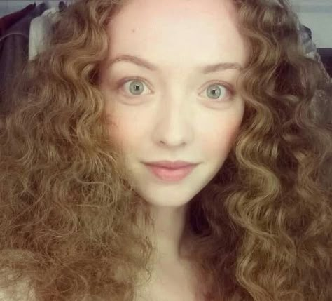 Lannister Fashion, Alexia Giordano, Targaryen Aesthetic, French Actress, Princess Aesthetic, Curly Girl, Character Portraits, Beautiful Eyes, Beauty Make Up