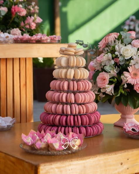 Aquela torre de macarons que parece que saiu de um conto de fadas. A escolha perfeita para um casamento o 15 anos em tons de rosa 🤎 #bemcasadorj #brownierj #macaronrj #brownieparacasamento #bemcasadoparacasamento Country Chic Wedding Decorations, Pink Bridesmaid Dress, Romantic Wedding Cake, Sweet 15, 15th Birthday, July 15, Disco Party, Sweet Sixteen, Pink Wedding