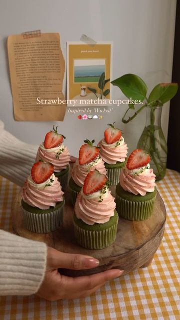 Cute Cupcakes Aesthetic Pink, Strawberry Matcha Cupcakes, Strawberry Matcha Dessert, Wicked Inspired Food, Christmas Cupcakes Aesthetic, Strawberry Cupcakes Aesthetic, Cottagecore Cupcakes, Pink Cupcakes Aesthetic, Strawberry Matcha Cake