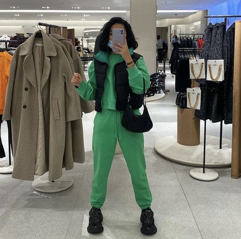 Green Tracksuit Outfit, Green Tracksuit, Eva Queen, Doctor Dress, Zara Drip, Tracksuit Outfit, Outfit Zara, Mode Zara, Fall Styles