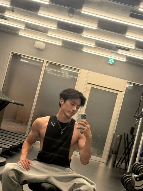 Fine Kpop Men, Mingyu Mirror Selfie Wallpaper, The Boyz Eric Boyfriend Material, Chan Mirror Selfie, Chan Bf Material Wallpaper, Eric Sohn Boyfriend Material, The Boyz Eric, Eric The Boyz, Eric Sohn Mirror Selfie