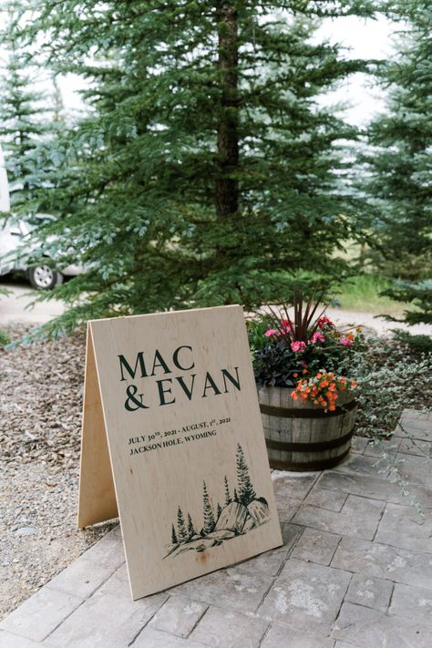 Mountain Wedding Welcome Sign, Mountain Wedding Signage, Cabin Theme Wedding, River Wedding Decor, Mountain Wedding Seating Chart, Rustic Mountain Wedding Decor, Outdoorsy Wedding Decorations, Woodsy Wedding Theme, Mountain Wedding Details