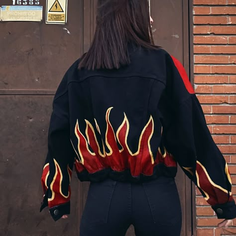 Painting Clothes Aesthetic, Custom Clothes Aesthetic, Diy Streetwear, Flame Jacket, Fire Clothing, Denim Jacket Painted, Last Minute Kostüm, Ruined Clothes, Fire Clothes