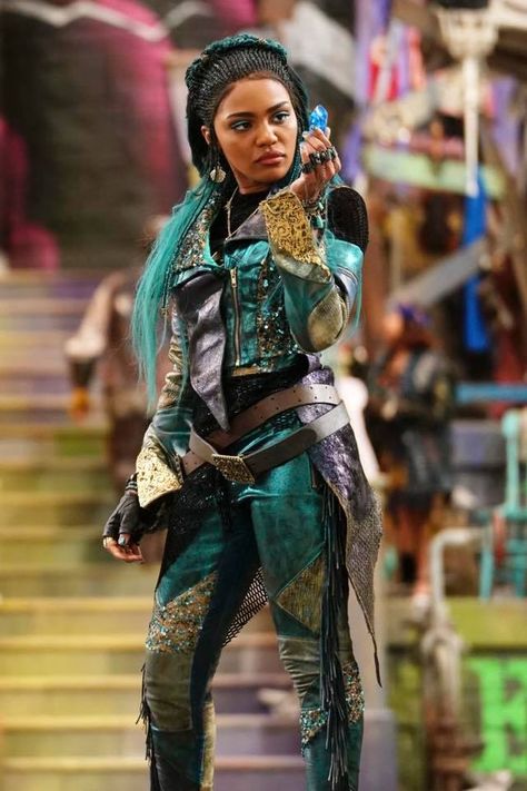 Uma Descendants, Evie Descendants, Descendants Costumes, Descendants Characters, Cheyenne Jackson, Descendants 1, Mal And Evie, Disney Channel Movies, Disney Channel Descendants