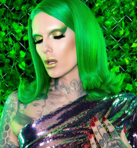 Jeffree Star on Instagram: “Green eyeshadow really is that bitch 💚 Using the #BloodMoney palette and collection! Lips is eyeshadow shade #CEO from the palette 💰…” Jeffree Star Instagram, Star Eyeshadow, Jeffree Star Eyeshadow, Jeffree Star Makeup, Cute Eyeshadow Looks, Eyeshadow For Blue Eyes, Star Makeup, Green Eyeshadow, Jeffree Star Cosmetics