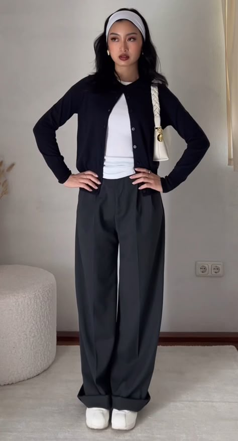 Loafers And Pants Outfit, Pants And Loafers Outfit, 6th Form Outfits, Corporate Girlie, Corporate Girly, Senior Outfits, Job Outfits, Form Outfits, Uni Outfit