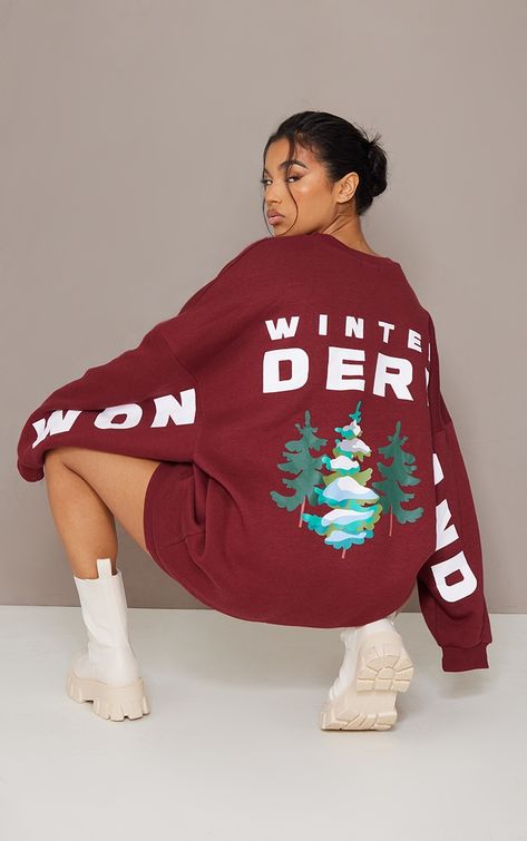 Take your everyday look to the next level with this burgundy winter wonderland printed slogan oversized sweat, perfect for your everyday styling and beyond. Brought to you in a burgundy material with an oversized fit, we simply can t get enough. With its 'Winter Wonderland' printed slogan, this sweat is sure to be your new go-to. Style with some comfy bottoms and your fave accessories for a look that we can t get enough of.   Length approx 84cm/33 (Based on a sample size UK 8)   Model wears size Christmas Sweatshirt Outfit, Burgundy Christmas, Chunky Combat Boots, Lace Top Dress, Pull Oversize, Slogan Design, Sweat Dress, Comfy Dresses, Burgundy Dress