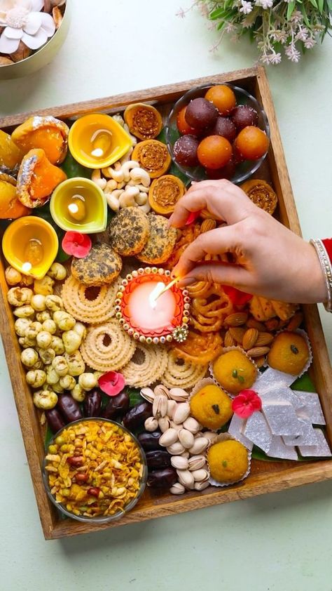 Lohri Party Decor At Home, Diwali Charcuterie Board Ideas, Diwali Platters Ideas, Diwali Charcuterie Board, Diwali Food Decoration Ideas, Diwali Food Ideas, Indian Charcuterie Board, Indian Food Party, Diwali Board