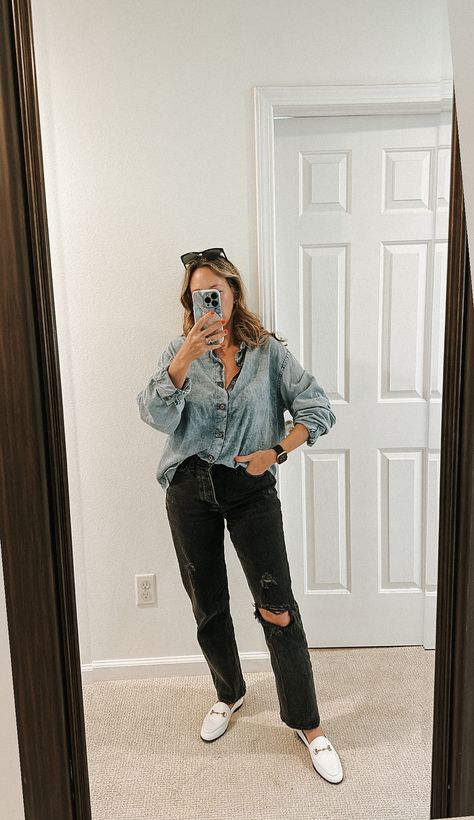 The Chambray and Denim Shirts Should Be on Your Wishlist in Fall Black Jeans With Chambray Shirt, Chambray Shirt Outfit For Work, Style Chambray Shirt, Chambray Shirt Outfit, Chambray Shirt Outfits, Style An Outfit, Simple Closet, Shirt Outfits, Best Summer Dresses