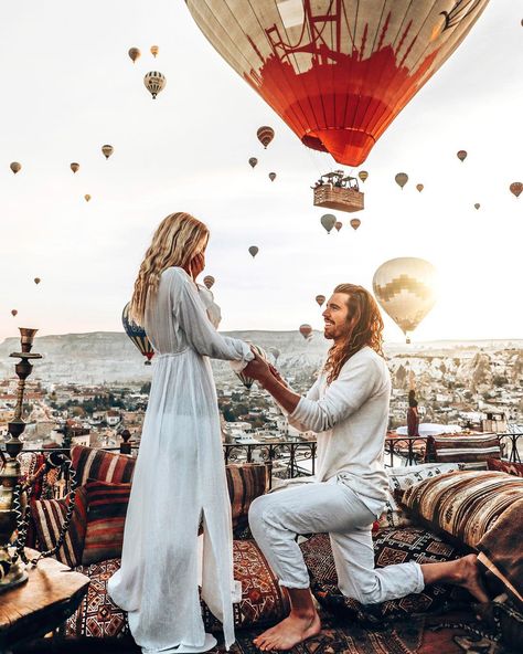 Turkey is such a surprising destination with so many different places to explore. Cappadocia is only one of them. Save this pin as photo inspiration for your next trip to Turkey and to find out what places to visit the best 🇹🇷🧡 #turkey #cappadocia #mariefeandjakesnow #travelcouple #photoinspiration #couplegoals #hotairballoons Car Engagement Photos, Cute Proposal Ideas, Cute Proposal, Wedding Proposal Ideas, Unique Proposals, Dream Proposal, Proposal Pictures, Cappadocia Turkey, Romantic Proposal