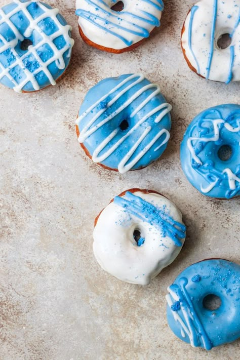 Easy donuts with sugar glaze. #donuts #doughnuts #icing #glaze #blue #white #patriotic Hanukkah Desserts, Donut Icing, Donut Decorating Ideas, Blue Velvet Cakes, Vanilla Cream Filling, Easy Donuts, Blue Frosting, Blue Donuts, Chocolate Babka