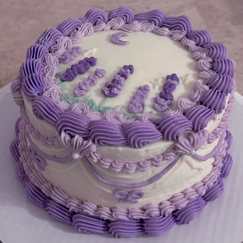 Lavender Flower Cake Design, Cute Purple Birthday Cakes, Birthday Cakes Rectangle, Pastel Purple Cake Aesthetic, Purple Quinceanera Cake, Light Purple Birthday Cake, Cake Decorating Purple, Purple Cake Decorating Ideas, Purple Bday Decorations