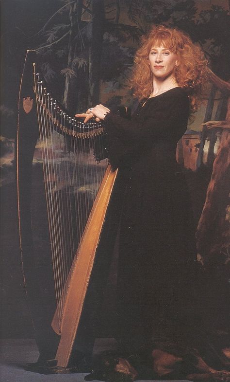 Loreena McKennitt with her harp Loreena Mckennitt, Celtic Harp, New Age Music, Harps Music, Celtic Music, Montage Photo, World Music, Female Singers, Music Love