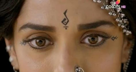 Garba Bindi Design, Navaratri Eye Makeup, Navratri Eyeliner, Black Bindi For Navratri, Garba Tattoos, Garba Look Makeup, Garba Makeup Look, Garba Makeup, Navratri Makeup Look