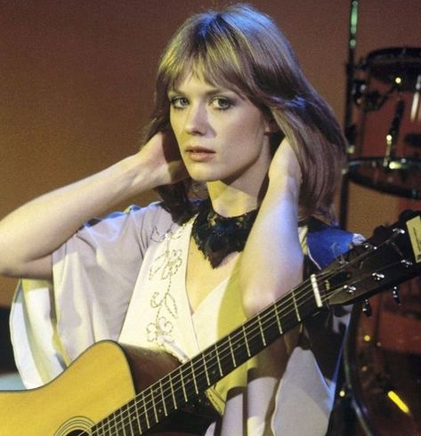 Nancy Wilson Heart, 70’s Hair, 70’s Aesthetic, Ann Wilson, Top Of The Pops, Famous Composers, Nancy Wilson, Heart Band, 70s Music