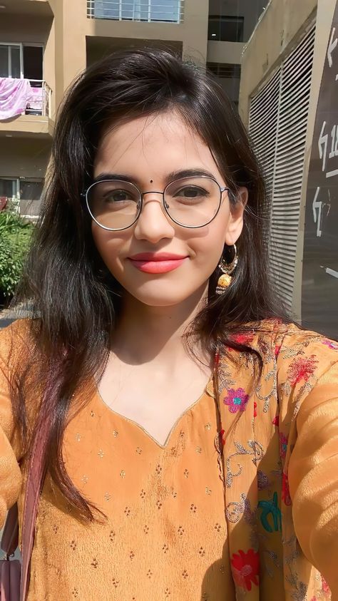 Indian girl Dp Photos, Whatsapp Profile, Salwar Kamiz, Smile Girl, Simple Girl, Real Girls, Beautiful Smile Women, Profile Pictures, Beautiful Smile