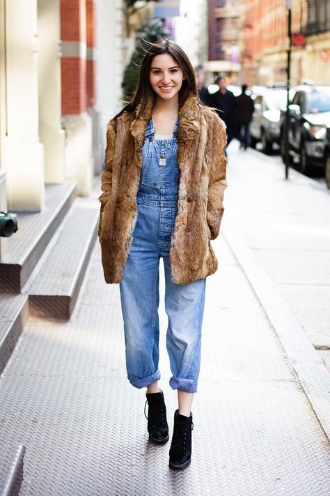 Overalls are back. Street Chic: New York Street Style Winter Casual, Overalls Winter, Spring 2022 Fashion, Street Style Outfits Casual, Fall 2014 Fashion, Nyc Street Style, Jeans Overalls, Winter Attire, Denim Day