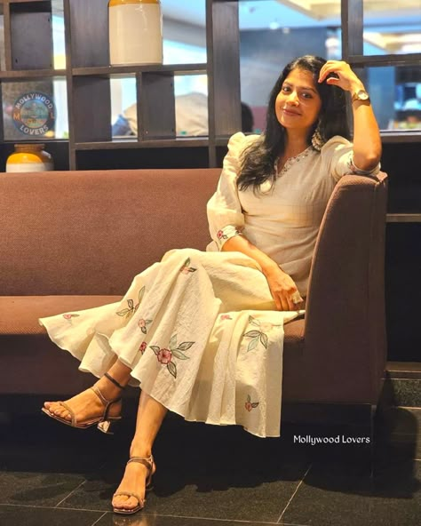 Sivadha Kerala Outfit, Kerala Piravi, Malayalam Movie, Movie Actress, Traditional Outfit, Traditional Attire, White Outfits, Sleeve Detail, Perfect Hair