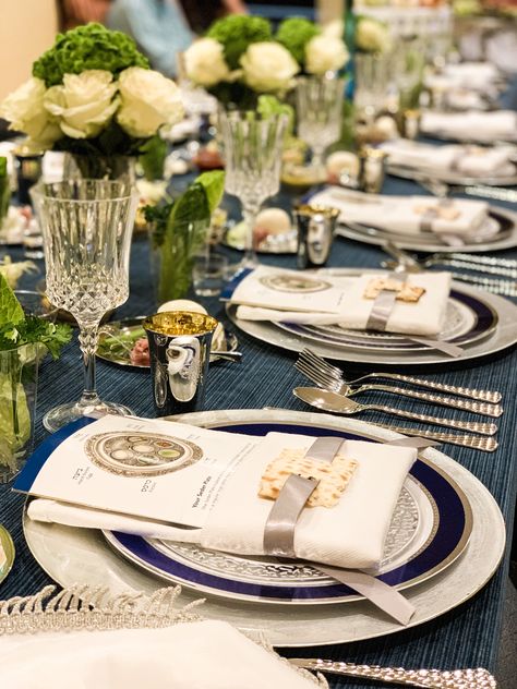 Passover Table Setting. Elegant Regal blue, white and silver Passover Seder table set up decor. Matza with silver satin ribbon. Shabbat Table Setting Ideas, Sedar Dinner, Seder Table Settings, Seder Table Decorations, Shabbat Decorations, Passover Decorations Table Settings, Passover Tablescapes, Passover Table Decor, Passover Sedar