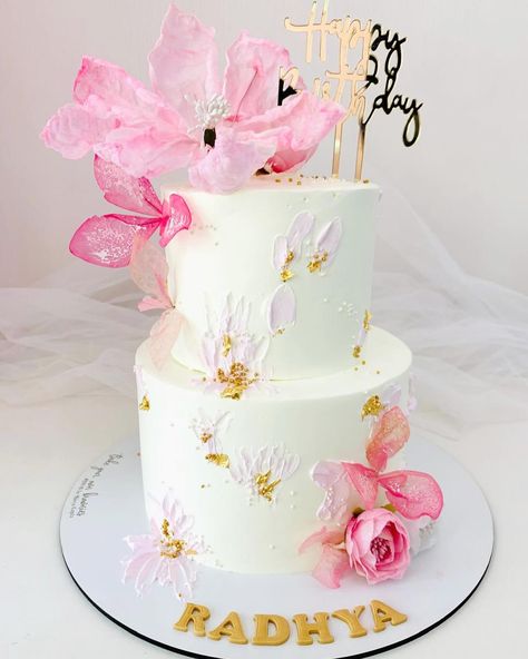 Have you heard/ seen/ or do you know about the fry rice paper technique ? The flower on top is that. Do you want us to do that in a reel ? If we get 100 comments/ likes here, we’re sharing the secret with you guys 💃 [ floral cakes, cakes for wedding, designer cakes, pink cakes, wedding cakes, byob, delhi baker, wafer paper, rice paper, trending cakes, cakes of instagram ] Fry Rice Paper, Cakes For Wedding, Trending Cakes, Sharing The Secret, Fry Rice, Cakes Pink, Pink Cakes, Floral Cakes, Designer Cakes