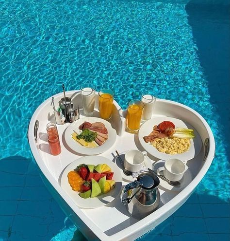 Pool Breakfast, Breakfast Meals, Backyard Movie Nights, Vacation Meals, Backyard Movie, Beauty Aesthetic, Vacation Mood, Easy Baking Recipes Desserts, Easy Baking Recipes