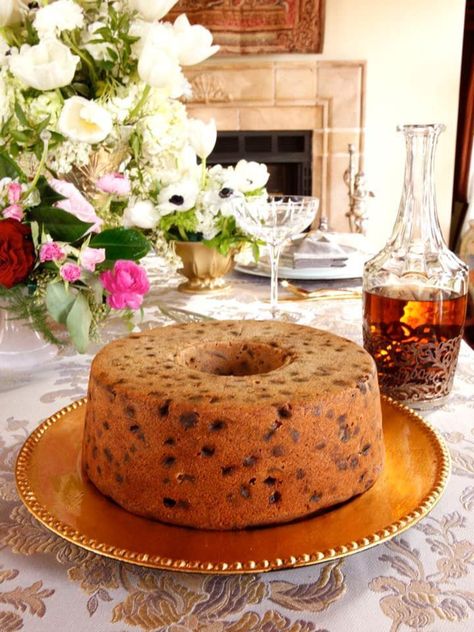 History and a traditional recipe for Kentucky Bourbon Whiskey Cake from food historian Gil Marks. Bourbon spiced cake filled with dried fruit and nuts. A beautiful cake for holidays! #bourboncake #Spicecake #holidaydessert Bourbon Cake Recipe, Rum And Raisin Cake, Bourbon Cake, Raisin Cake, Whiskey Cake, Whiskey Recipes, American Cake, Rum Raisin, Kentucky Bourbon