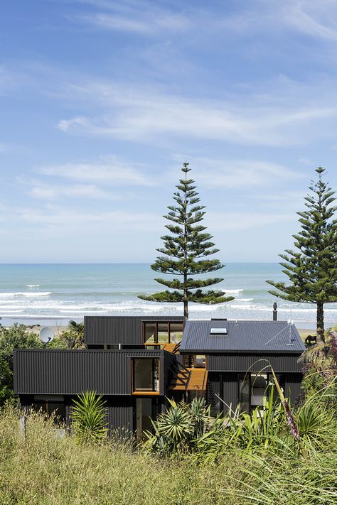 © Patrick Reynolds Beach Houses Architecture, Shed House, Architecture Cool, Small Beach Houses, Architecture Antique, World Architecture Festival, Black Houses, Simple Shed, Architectural Practice