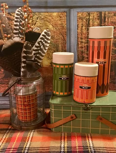 Vintage Thermos Decor Fall, Thermos Ideas, Vintage Thermos Decor, Fishing Wallpaper, Vintage Picnic Basket, Little Cabin In The Woods, Antique Booth, Vintage Thermos, Picnic Baskets