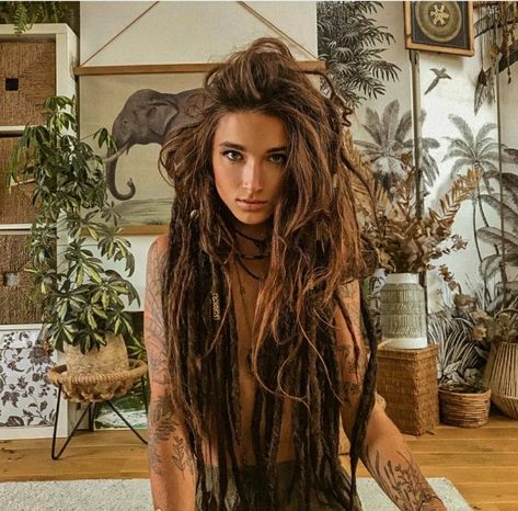 Stile Hippie Chic, White Girl Dreads, Long Dreadlocks, Hippie Dreads, Partial Dreads, Dreadlocks Girl, Dreads Girl, Beautiful Dreadlocks, Mode Hippie