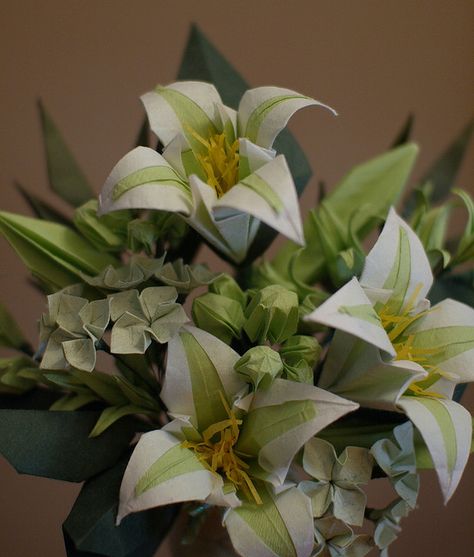 Easter Lilies Paper Lily Flower, Paper Flowers Lily, Lily Paper Flowers Diy, Paper Lilies, Easter Origami, Paper Lily, Easter Lilly Craft, Green Paper Flowers, Paper Flowers Bouquet