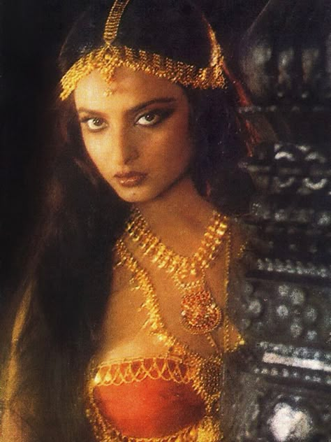 Rekha Actress, South Asian Aesthetic, Retro Bollywood, 90s Bollywood, Vintage India, Vintage Bollywood, Indian Aesthetic, Brown Girl, South Asia