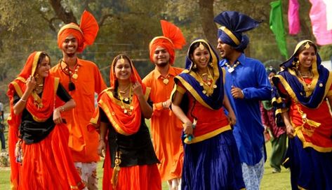 Traditional dress of Punjab Indian States, India Textiles, Indian People, Punjabi Dress, Earn Online, Garment Industry, How To Look Handsome, Indian Dress, Types Of Girls