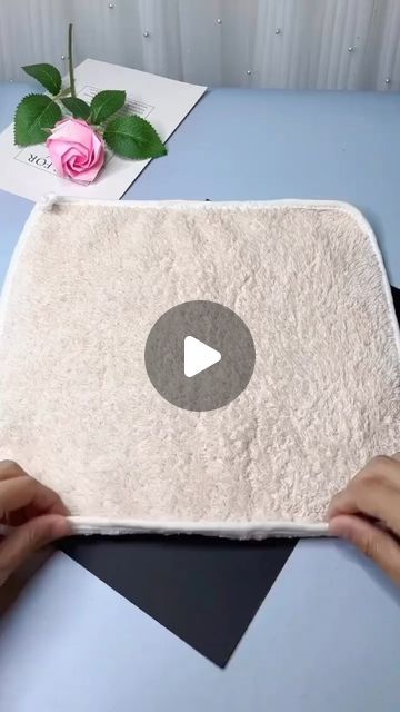 Fancy Napkin Folding, Washcloth Crafts, Folding Hacks, Creative Napkins, Idee Babyshower, Towel Animals, How To Fold Towels, Towel Crafts, Wood Working Gifts