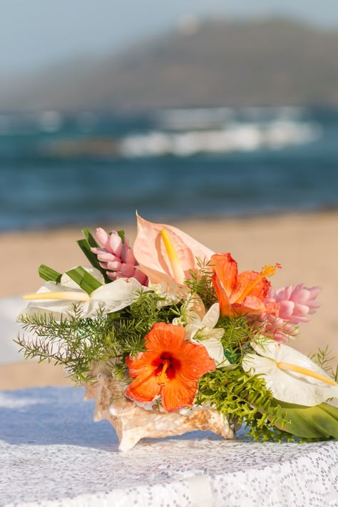 Seashell Flower Bouquet, Conch Shell Flower Arrangement, Beach Themed Floral Arrangements, Seashell Floral Arrangement, Conch Shell Decor Ideas, Ocean Theme Flower Arrangements, Beach Theme Flower Arrangements, Seashell Centerpieces Wedding, Beachy Flower Arrangements