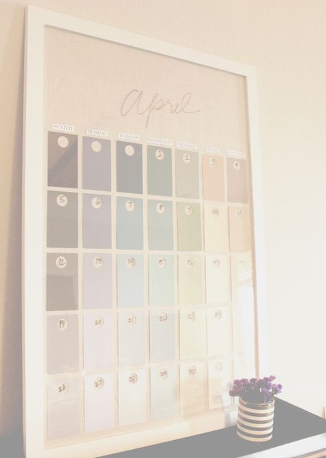 Paint Swatch Wall, Paint Swatch Calendar, Paint Swatches Wall, Diy Desk Calendar, Cool Calendars, Diy Calendar, Diy Chalkboard, Diy Upcycling, Paint Swatches