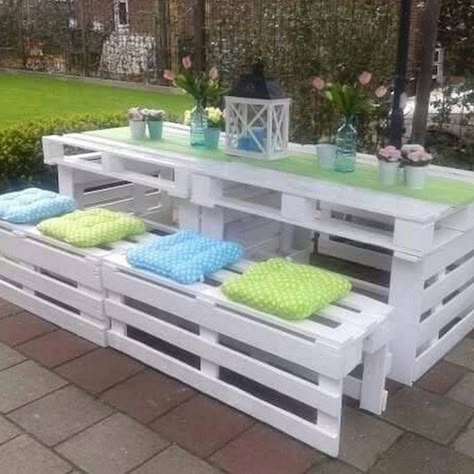 White pallet patio set. I love the white with the soft pink flowers and lantern. So pretty! Pallet Picnic Tables, Wood Pallet Beds, Pallet Projects Easy, Pallet Garden Furniture, Pallet Patio Furniture, Pallet Beds, Pallet Patio, Kitchen Decorations, Pallet Ideas Easy